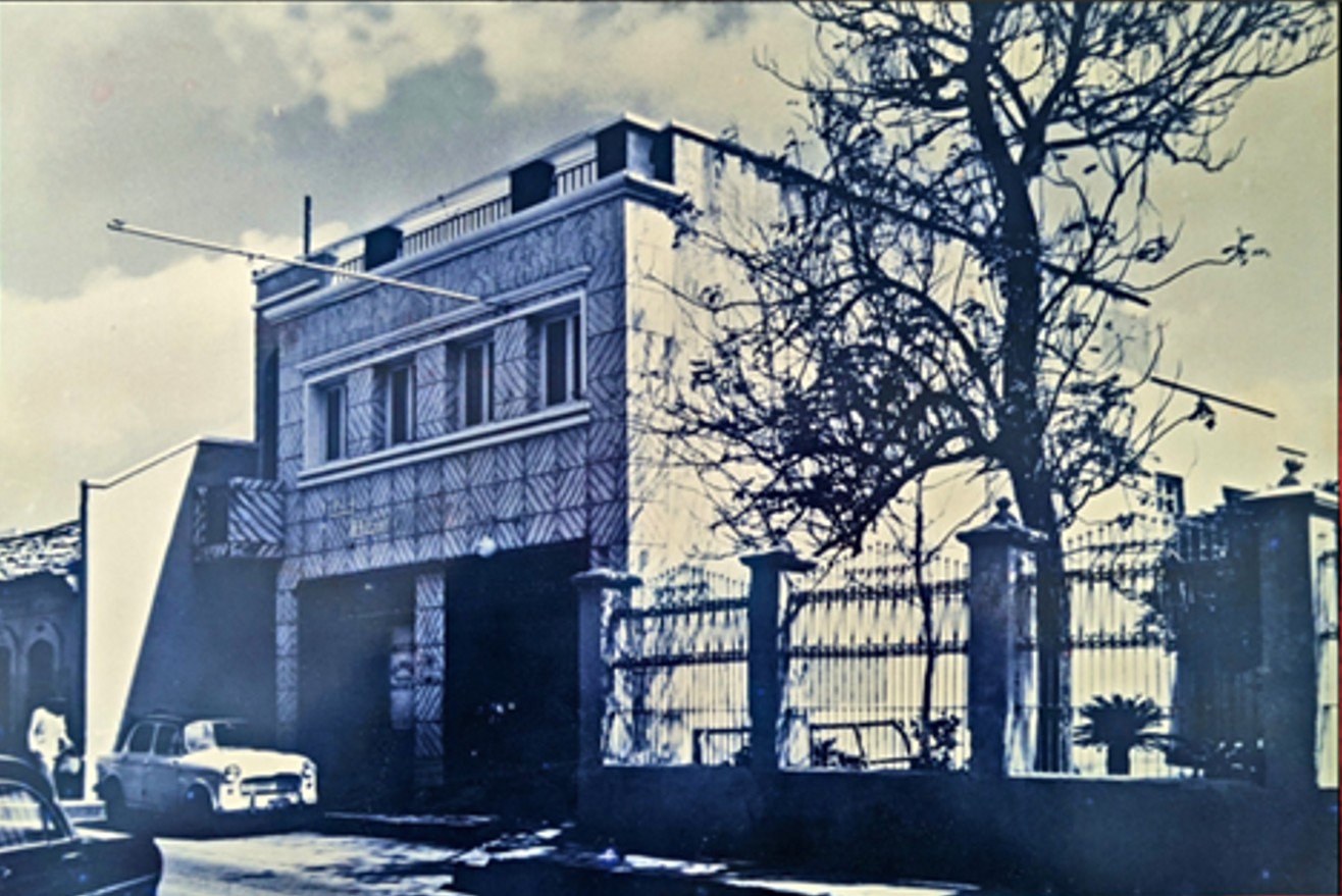 Fachada original de la Clínica Razetti en sus inicios, casa de dos pisos en la carrera 21 esquina calle 27